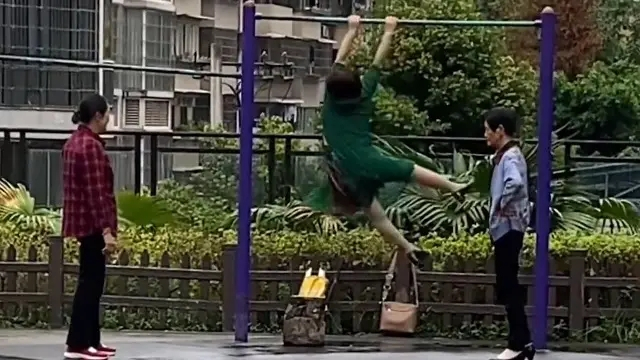 大妈单杠高速转圈惊呆众人，重庆大妈真厉害
