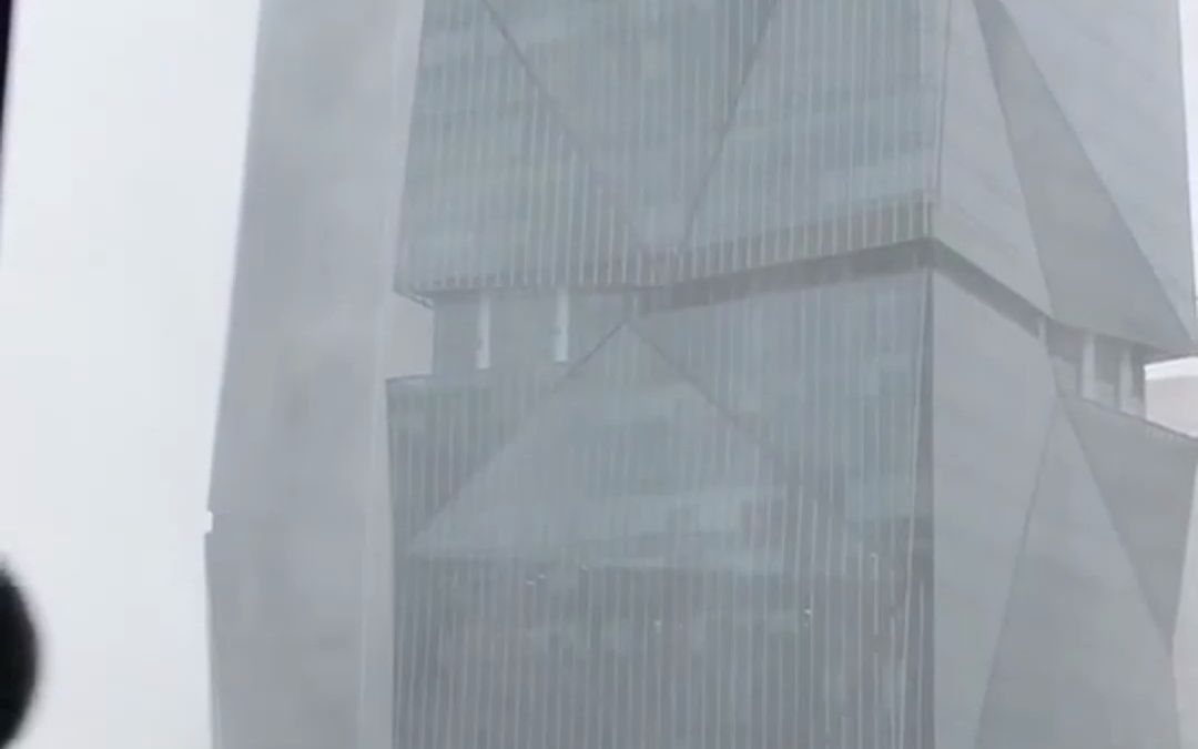 厦门暴雨似飞瀑倾泄而下